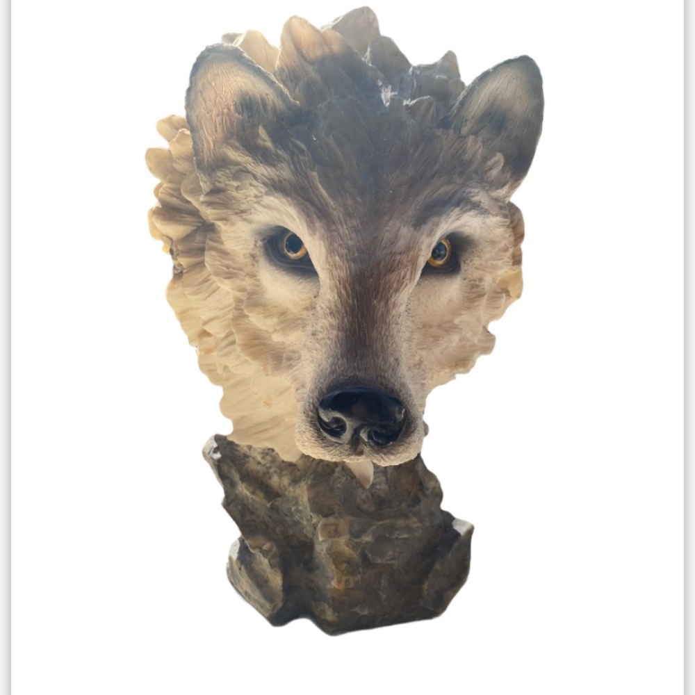 Life-like Wolf Head Sculpture Statue